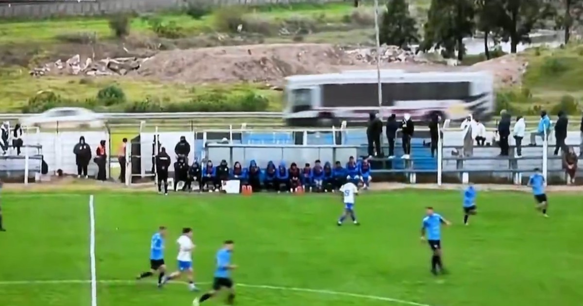 Blooper insólito en el fútbol uruguayo: la pelota terminó en la ruta y causó un choque