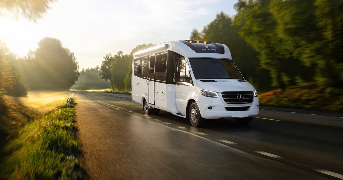 La autocaravana canadiense que redefine el espacio con su distribución y ventanal panorámico