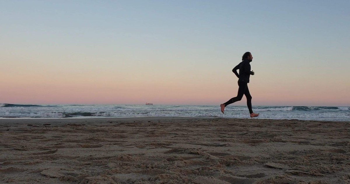 Caminar lento: una señal temprana de cambios cerebrales