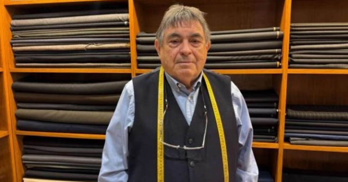 Un sastre de 81 años critica la moda actual: “La mayoría de la ropa ya no es ni de algodón ni de lana”