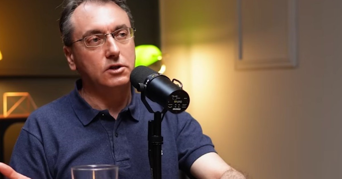 Catedrático de Literatura: "El amor se ha mercantilizado con Tinder"