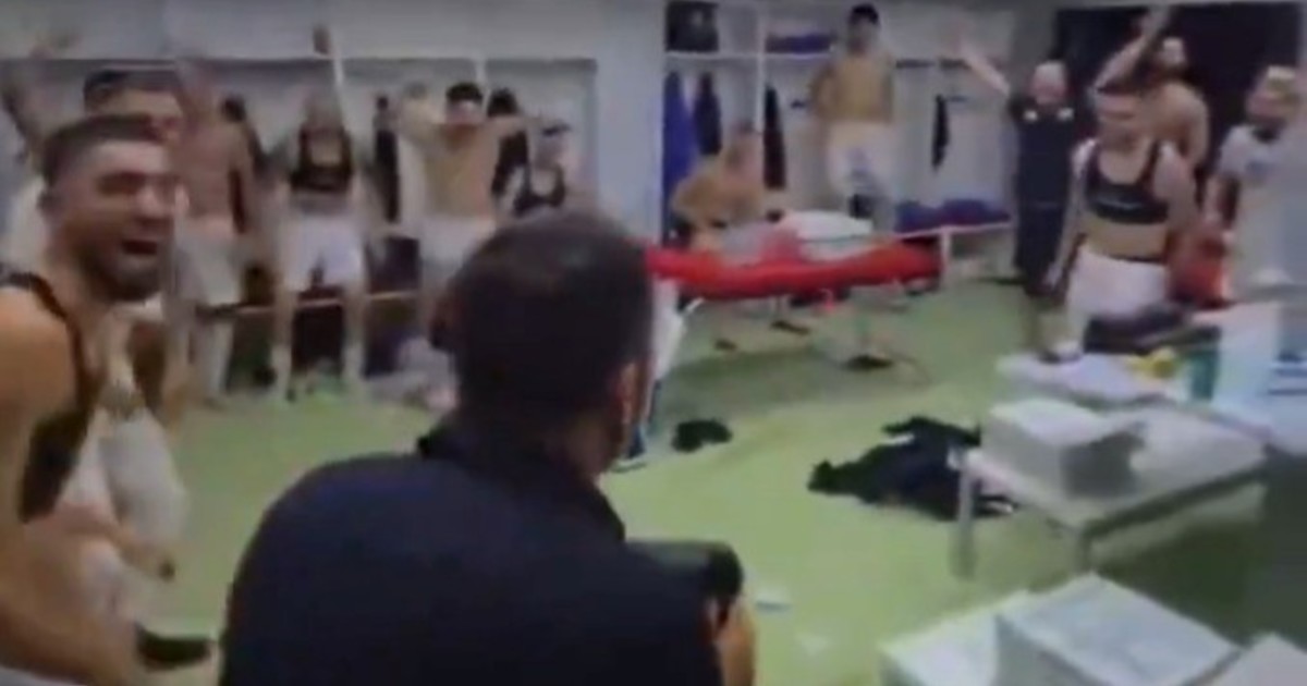 Festejo a lo grande: el presidente del Dinamo de Tirana tiró fajos de dólares en el vestuario