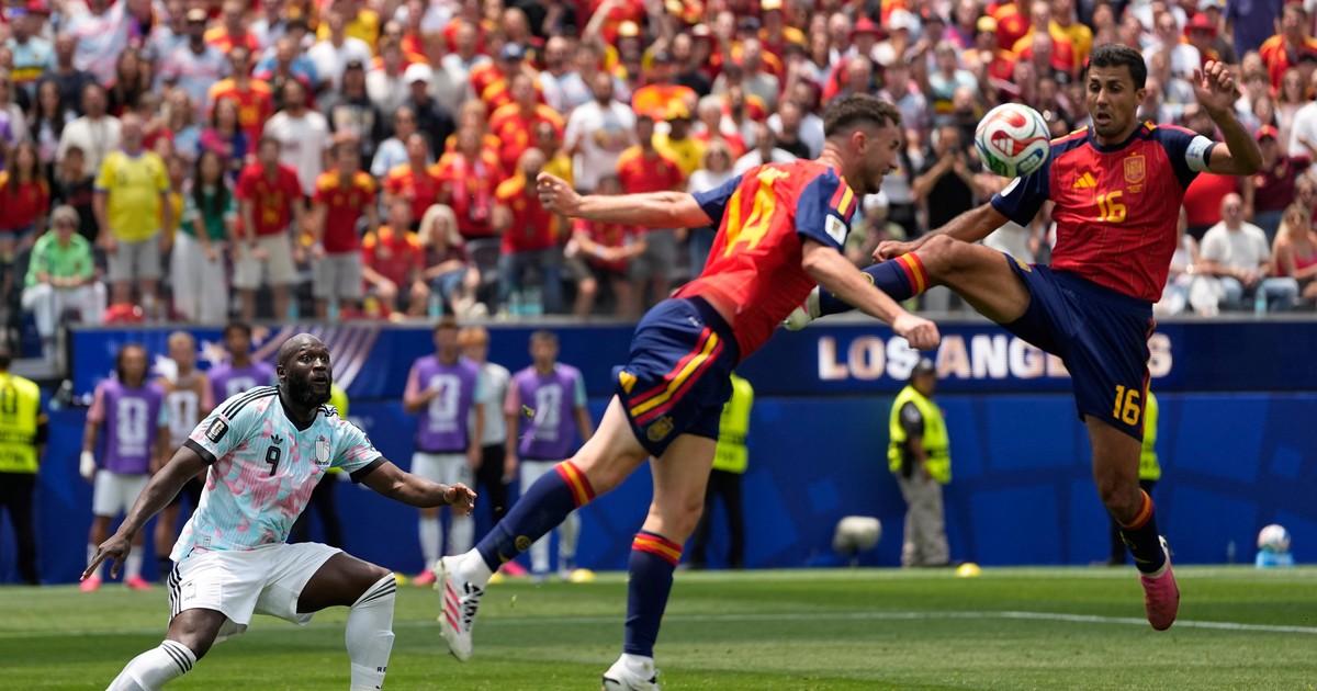 Polémica en Bélgica vs España: reclamo de penal por mano de Rodri que el árbitro ignoró