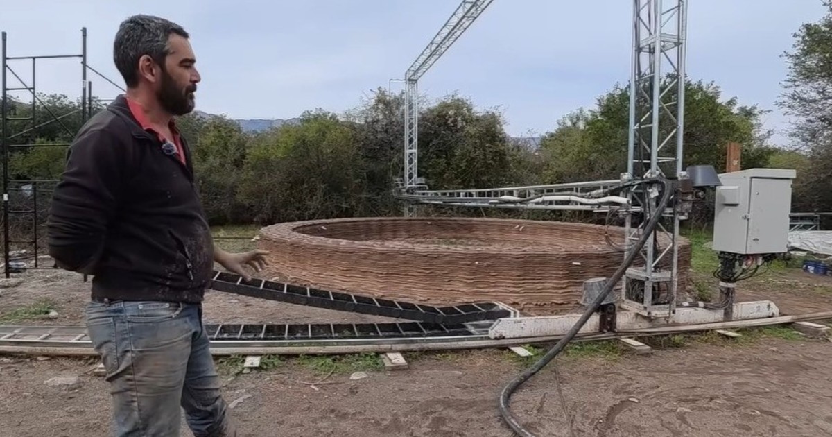 Una impresora 3D que construye casas de barro en 100 horas: el proyecto argentino que revoluciona la construcción