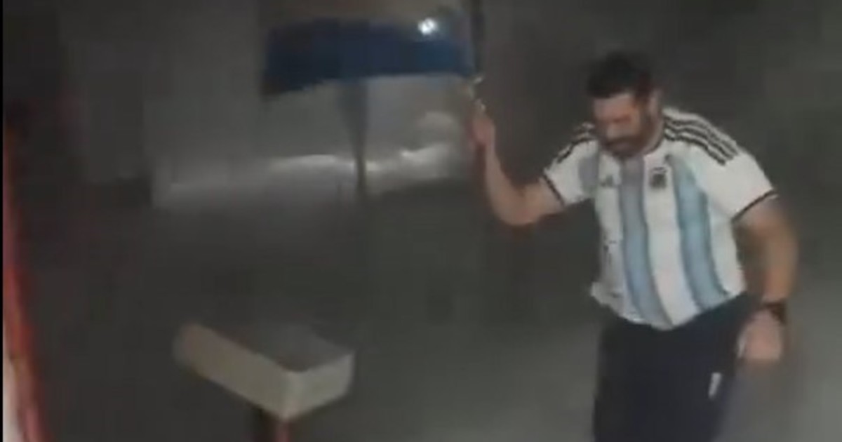 Docente en la Antártida celebró el triunfo de Argentina con la camiseta de la Selección
