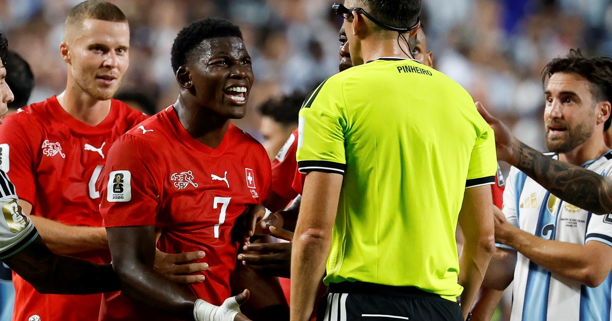 FIFA defiende expulsión de Embolo y contradice a IFAB