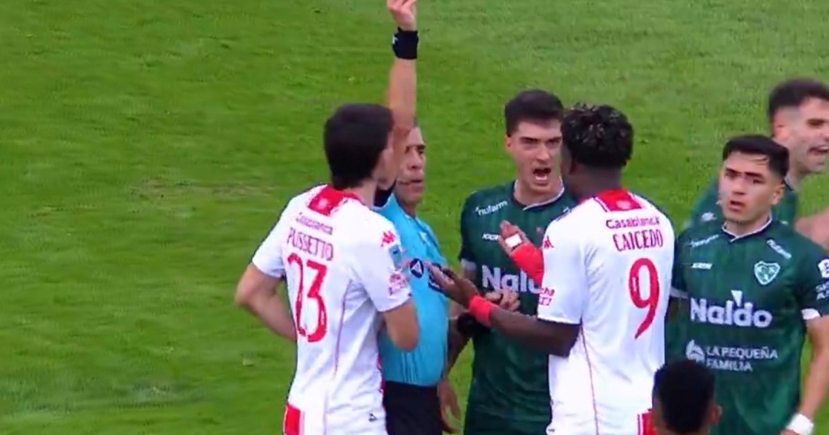 De la gloria al infierno: Jordy Caicedo se hizo expulsar con un cabezazo incomprensible