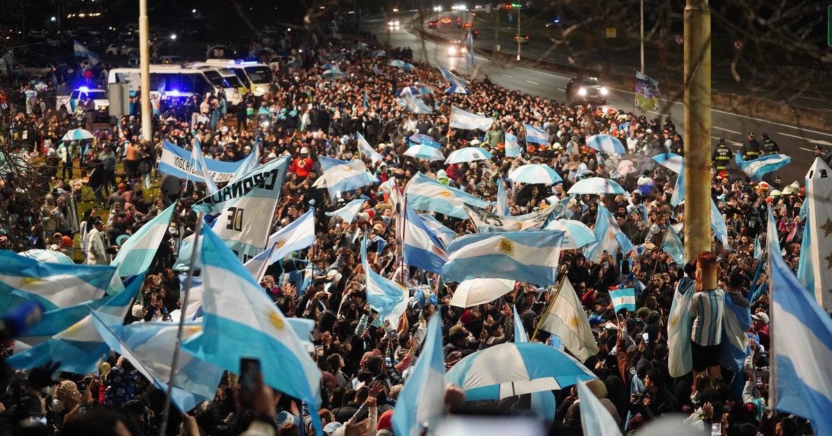 Miles de hinchas recibieron a la Selección en Ezeiza tras el subcampeonato mundial