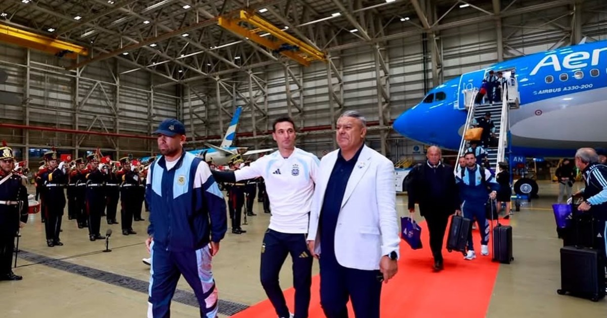 Una controladora aérea emocionó a la Selección con un mensaje al regresar al país