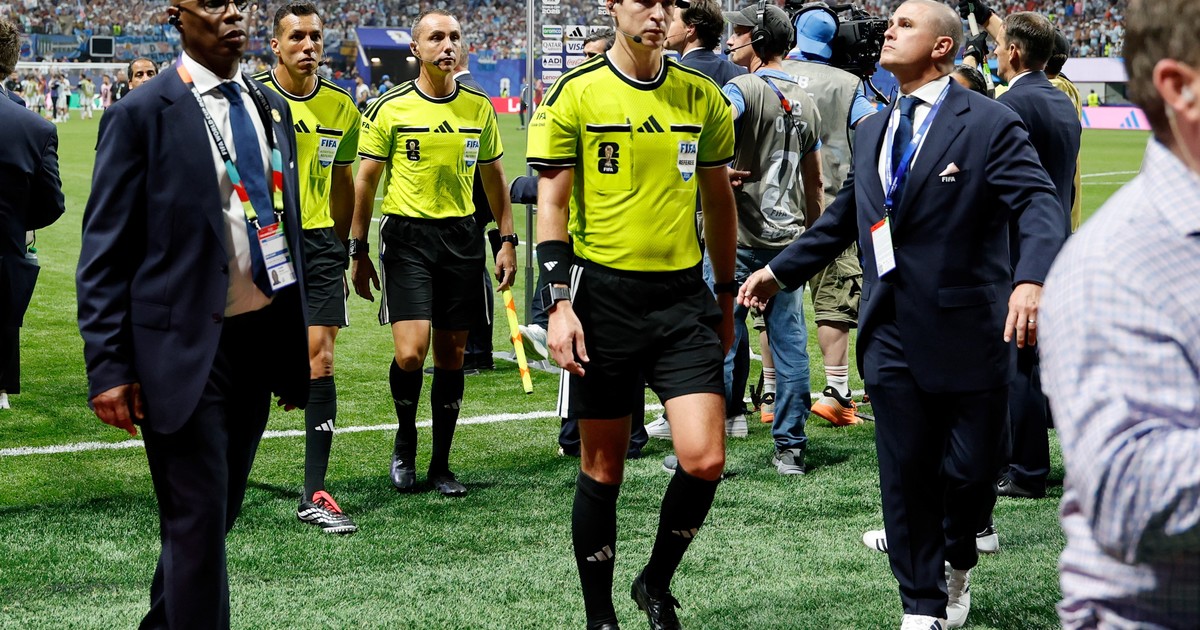 El arbitraje de Letexier bajo la lupa: tres jugadas que generan polémica en Argentina vs Egipto