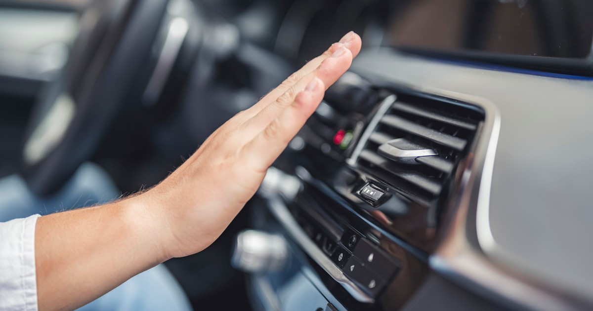 Mecánico revela el truco definitivo para usar el aire acondicionado del auto