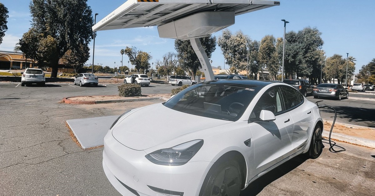 El misterio de los autos eléctricos sin paneles solares: ¿por qué no los usan?
