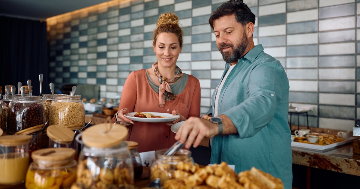 Protocolo en el bufé: por qué llenar el plato delata más de lo que creés