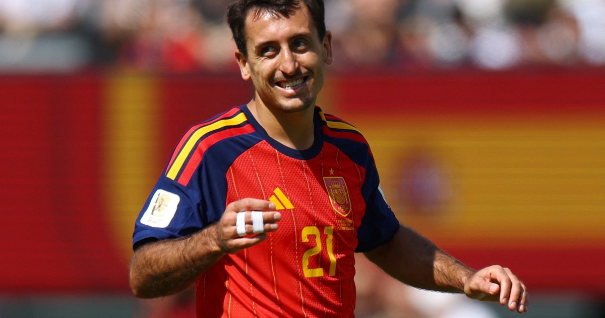 Mikel Oyarzabal, el delantero que patea penales y también lee balances: 'El fútbol no lo es todo'