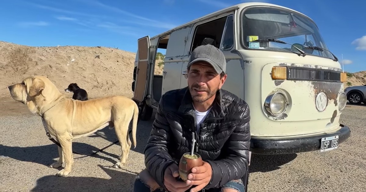 Jonatan, el músico que dejó todo por una combi, un saxofón y dos perros