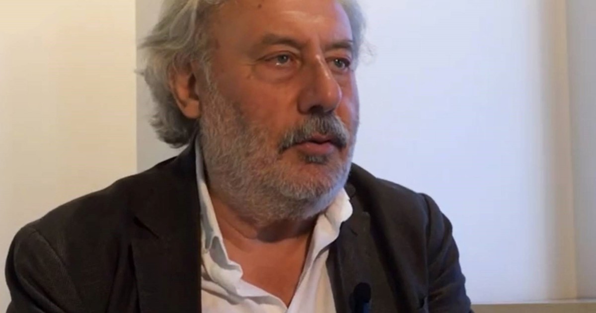 Julio Llamazares: 'El paleto ahora es el urbanita que mira a una oveja como si viera una jirafa'