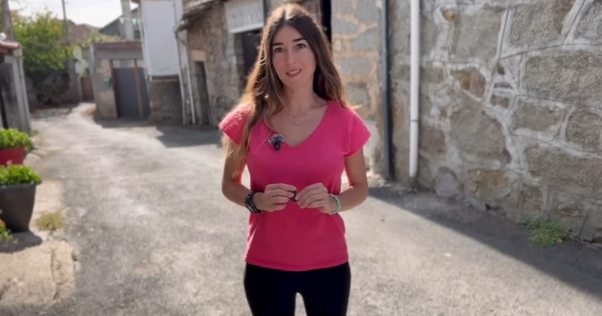 Carla y su casa de piedra en Galicia: compró una aldea por 12.000 euros y la restauró con amor