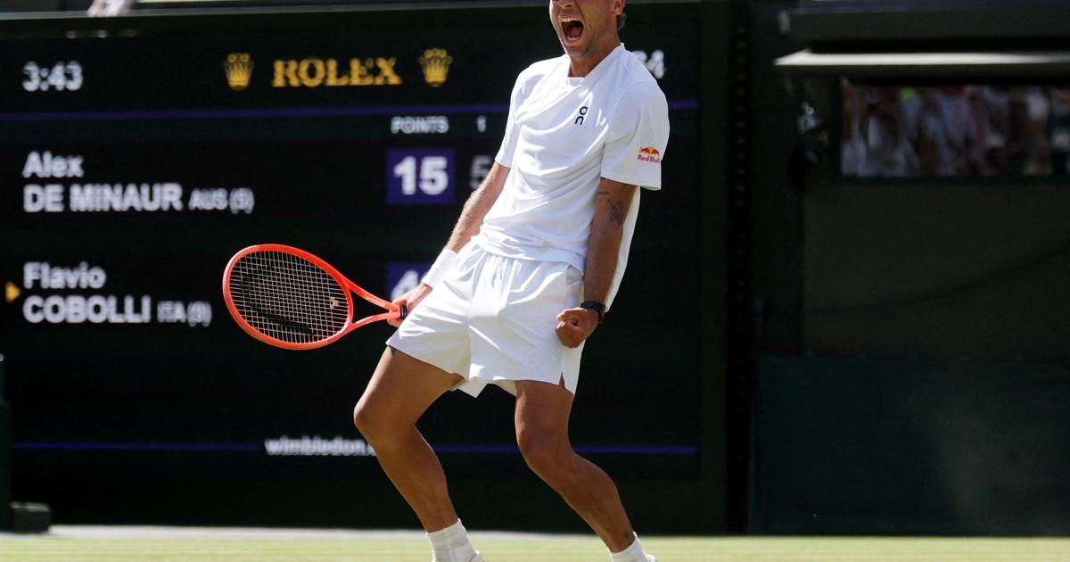 Cobolli avanza en Wimbledon pero duerme en el vestuario: la insólita odisea del italiano