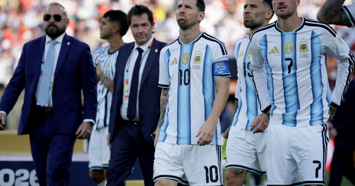 La AFA agradeció a los hinchas y confirmó que parte de la Selección no vuelve a Argentina