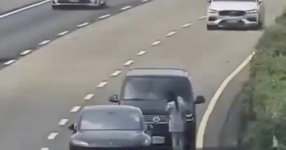 Tragedia en Vietnam: un auto embistió a tres personas que estaban detenidas por un choque previo