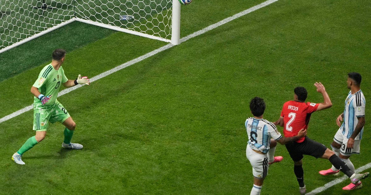 Gol de Egipto en el amanecer del partido: centro pasado y cabezazo de Yasser Ibrahim