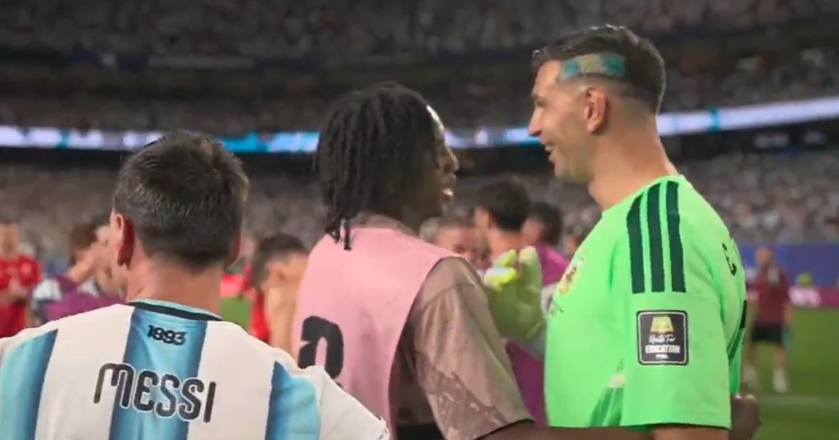 Dibu Martínez, el “clarividente”: reveló en pleno partido el pase de Manzambi al Aston Villa