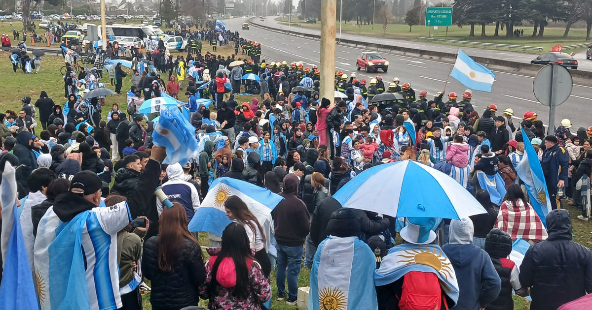 Familiares de la Selección esperan en Ezeiza: chicanas y orgullo por la bandera de Malvinas
