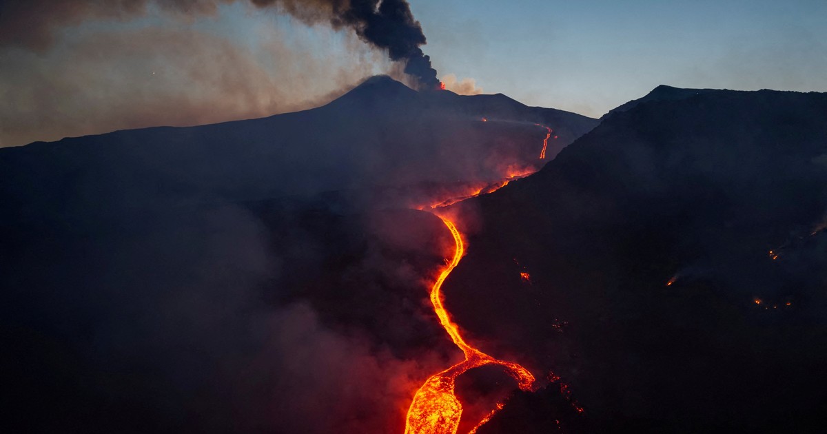 El Etna en erupción atrae a dos mil turistas por noche y obliga a cerrar el aeropuerto de Catania