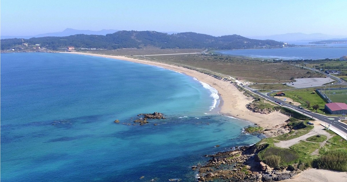 Marta Sánchez elige el pueblo gallego que la vio crecer: playas y un fuerte histórico