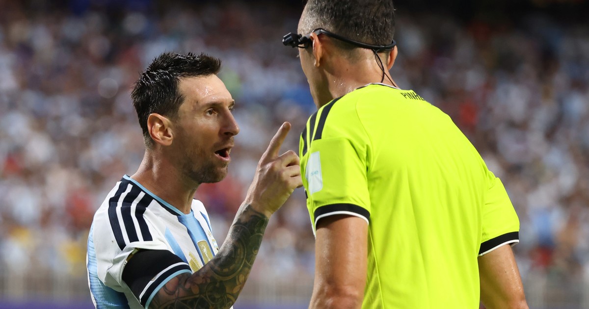 "Tratame con respeto": el árbitro que discutió con Messi rompió el silencio y explicó la expulsión de Embolo