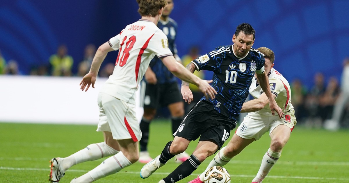 Gary Neville intentó explicar cómo frenar a Messi y Roy Keane lo dejó sin palabras