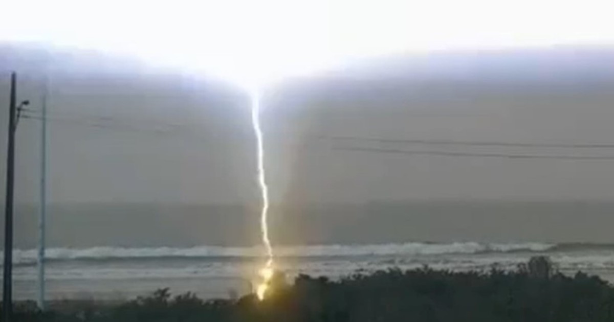 Drama en una playa de Brasil: un rayo mató a una mujer y una cámara registró el momento