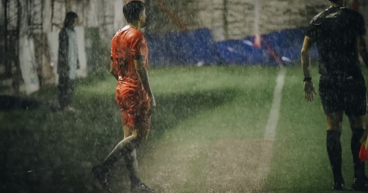 Diluvio en la Primera C: partido pantanoso y empate agónico