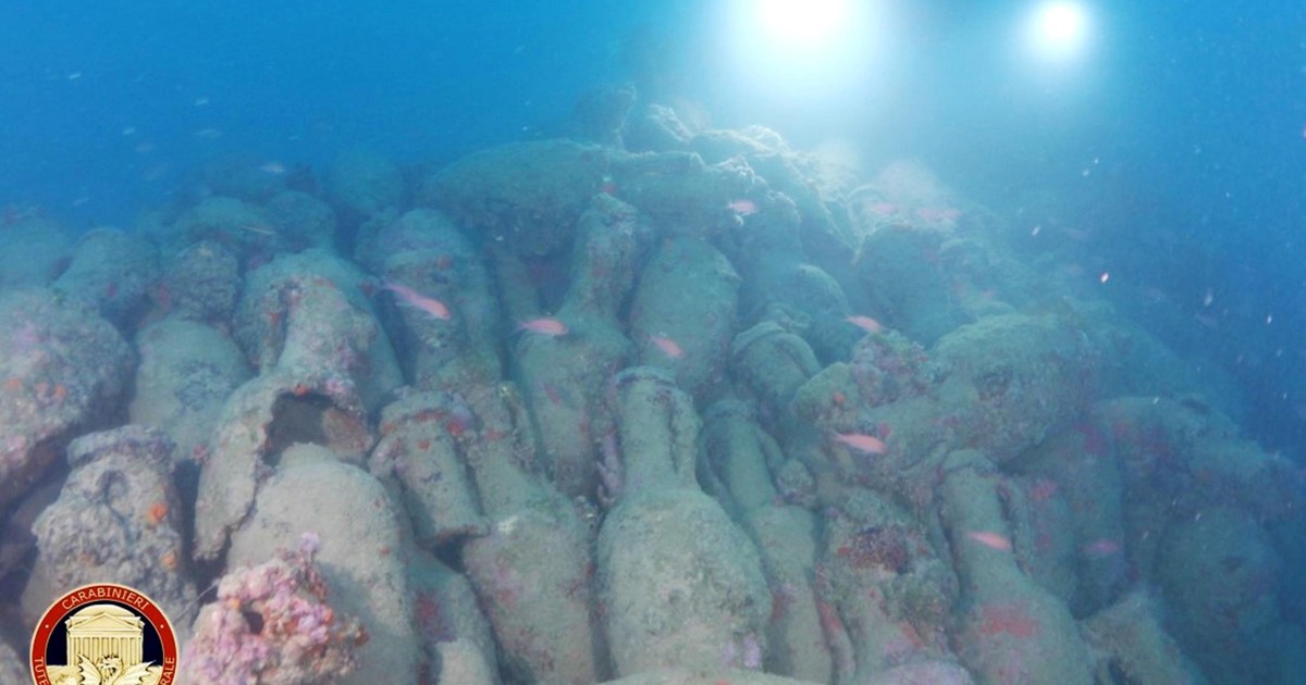 Hallan en Italia un barco hundido hace 2.300 años cargado de ánforas