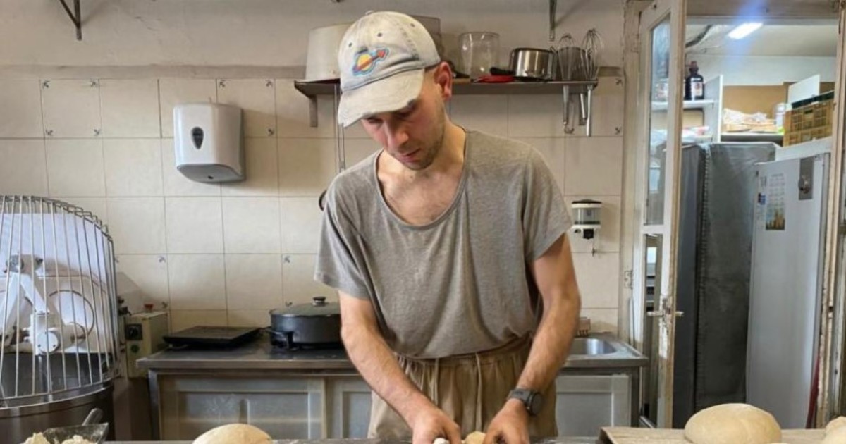 De la alta cocina al horno de leña: el chef que reabrió la única panadería de un pueblo de 400 habitantes