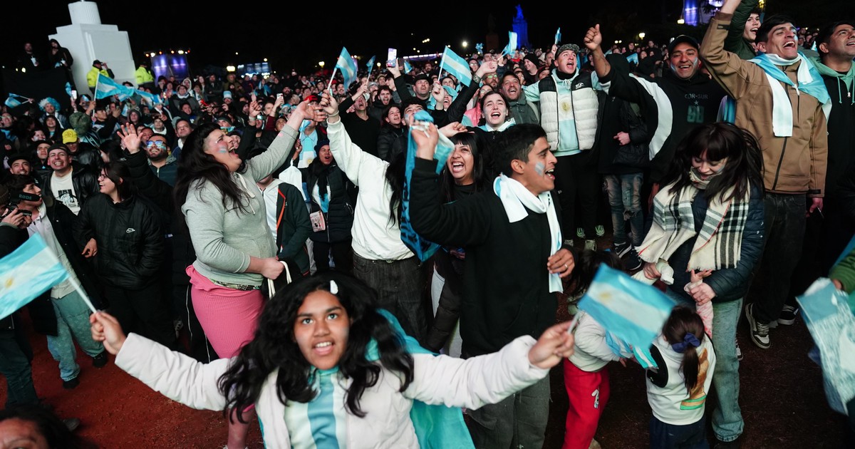 Lluvia y frío no frenaron la locura: los hinchas argentinos explotaron de alegría con otro triunfo agónico