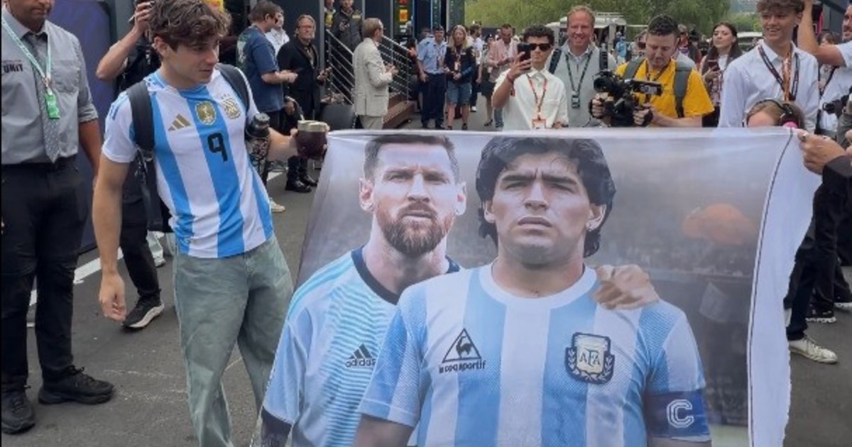 Colapinto apoyó a la Selección en Spa-Francorchamps con camiseta de Julián Álvarez y bandera de Messi y Maradona