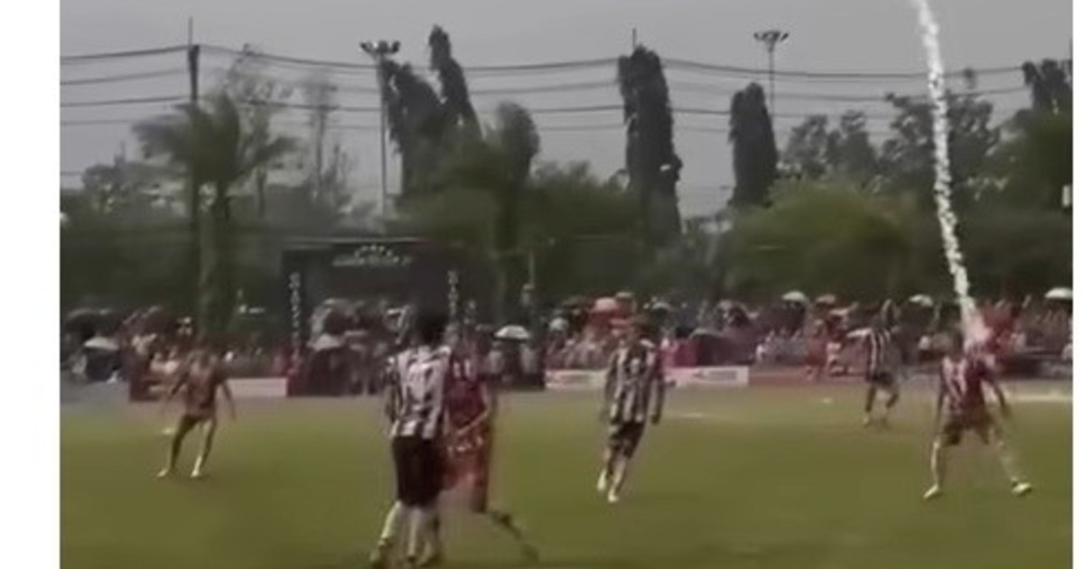 Tragedia en Tailandia: un rayo fulminó a un futbolista durante un partido