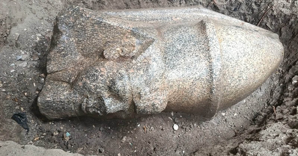 Egipto: aparecieron dos estatuas de Ramsés II con jeroglíficos intactos tras 3.000 años