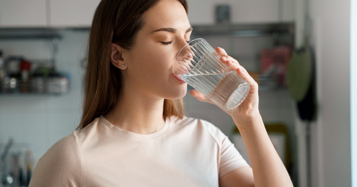 Truco del nutricionista Pablo Ojeda para frenar el picoteo: agua y fruta antes de decidir