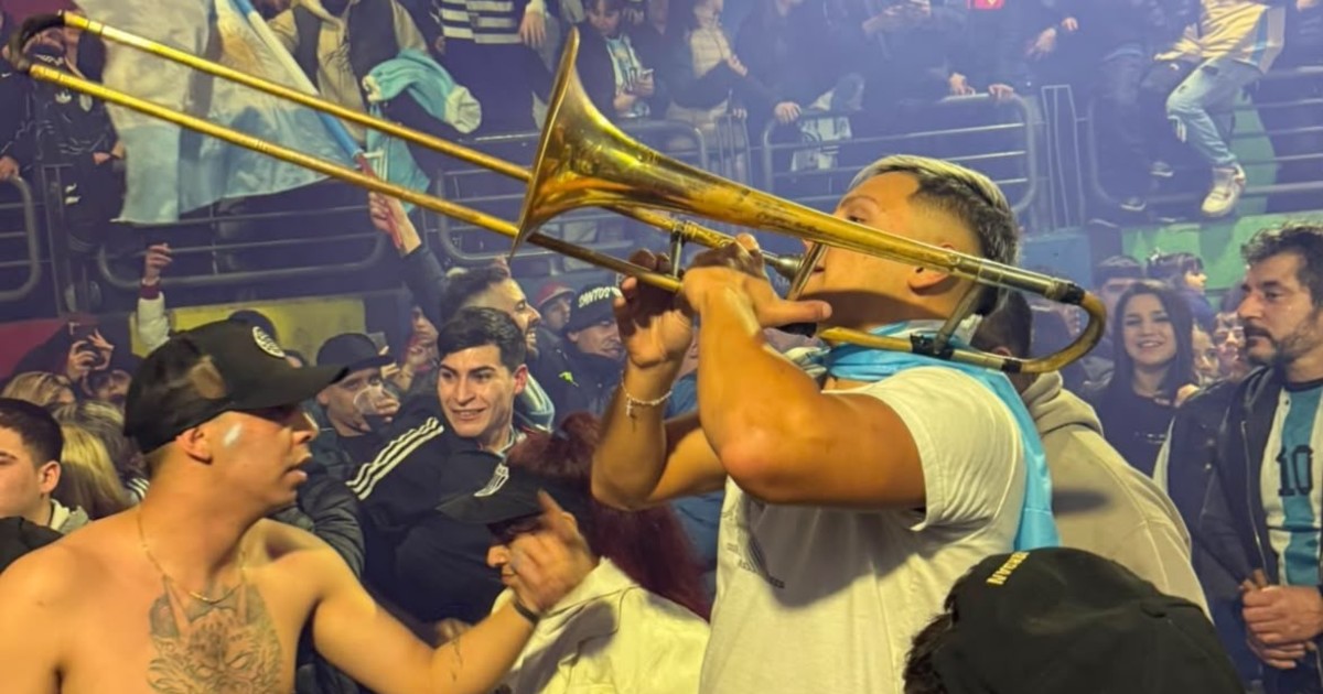 El trombón que suena por Messi en Caseros: la cábala que enamora a la Scaloneta