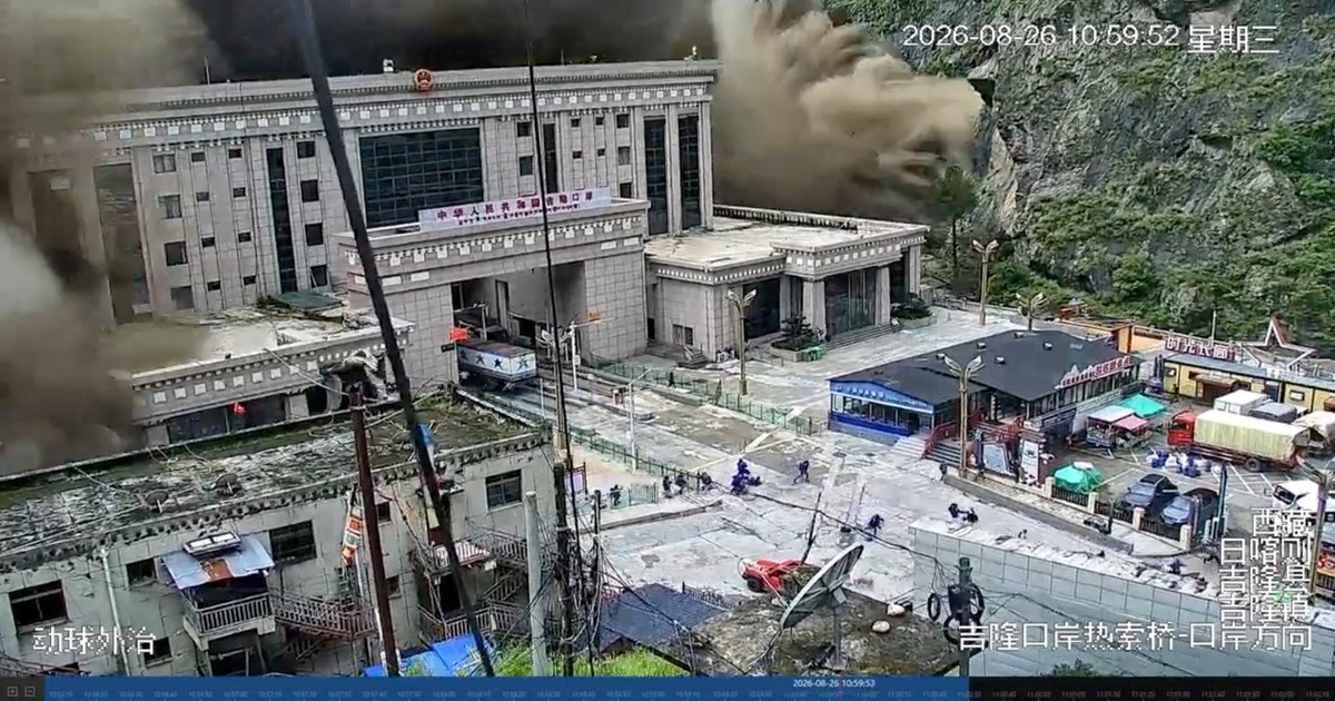 El video más impactante de la riada en Nepal y el Tíbet: un edificio entero es engullido por la corriente