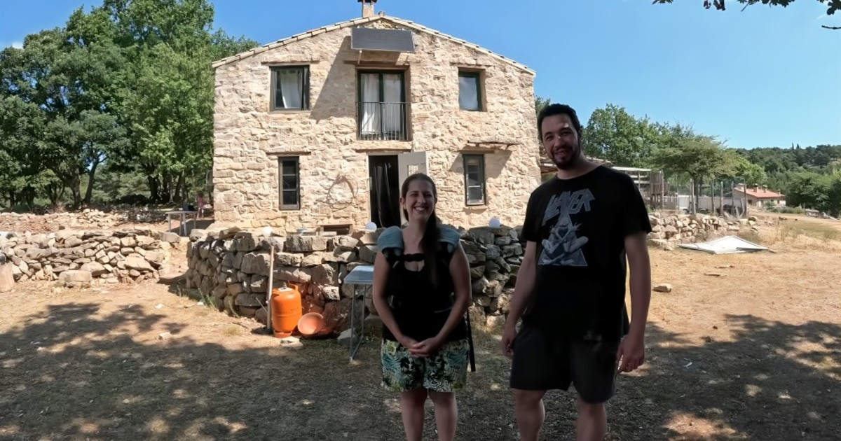Dejaron la ciudad y crían a sus cuatro hijos en el bosque: "Medimos los gastos y priorizamos la comida"
