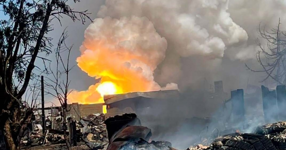 Explosión en depósito de fertilizantes: 20 bomberos heridos y vehículos destruidos