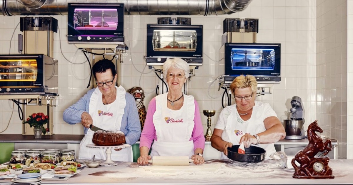 “Como en lo de la abuela”: la cafetería vienesa que emplea a mayores de 60 para combatir la soledad