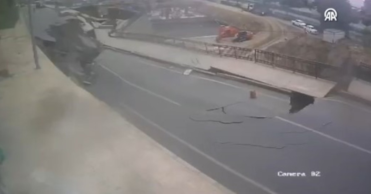 Video impactante: la autopista se parte y se traga un tramo de asfalto