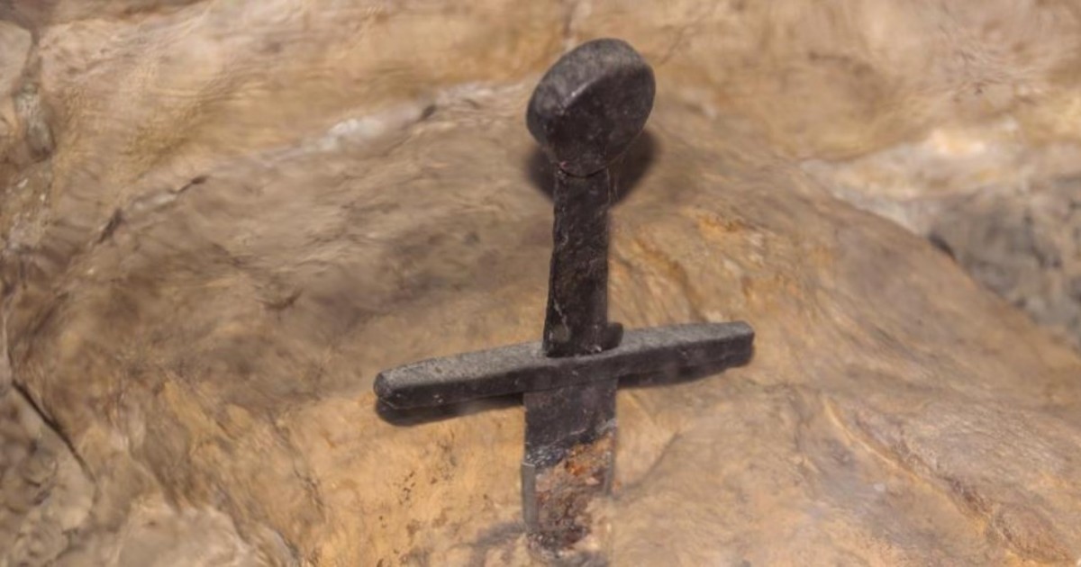 Misterio en Italia: espadas clavadas en rocas que evocan la leyenda de Excalibur