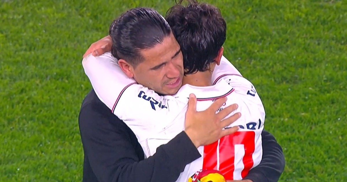 El abrazo que rompió el marcador: padre e hijo Dos Santos se enfrentaron y emocionaron a todo Uruguay