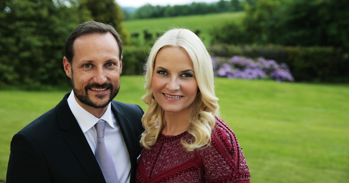 Tras la muerte del rey Harald V, Haakon asume el trono y Mette-Marit se convierte en reina consorte