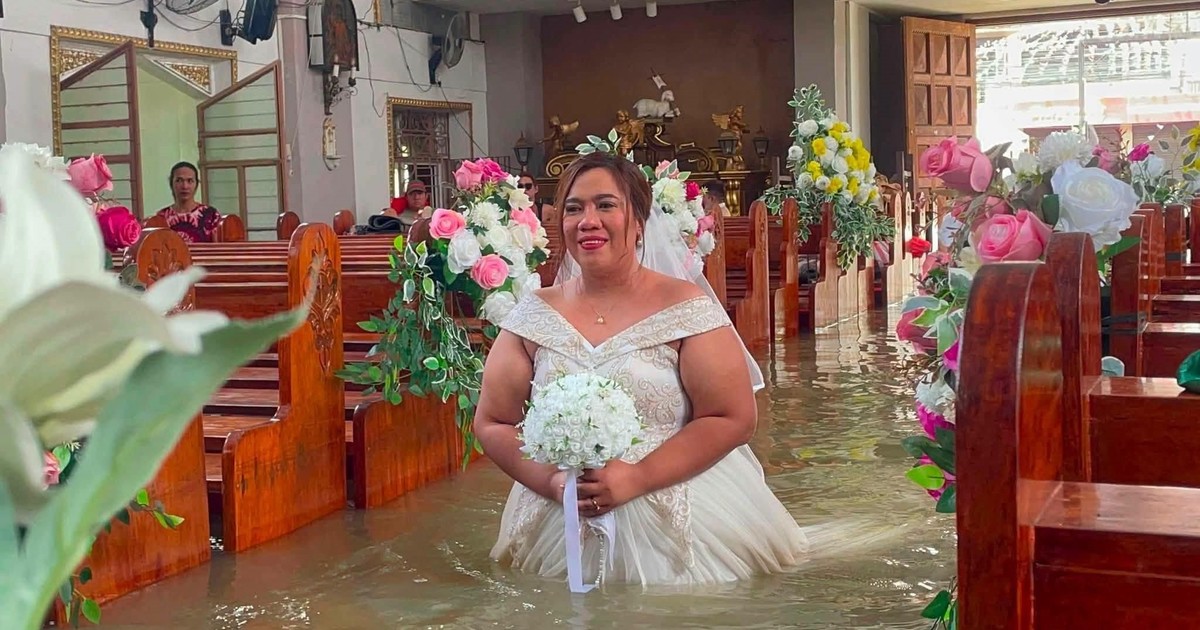 Amor bajo el agua: se casaron en plena inundación con el agua hasta la cintura